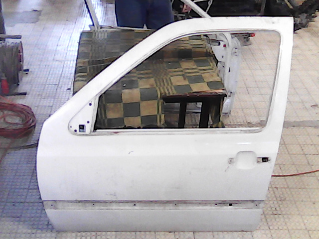 VW GOLF III. Bal első ajtó. bontott alkatrész
