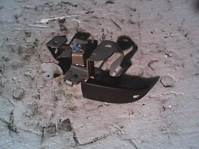 MAZDA 323 98-01 Tankajtó nyitó kar bontott alkatrész