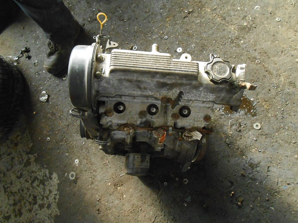SUZUKI SWIFT 96-05 Motor. benzin fűzött blokk hengerfejjel bontott alkatrész