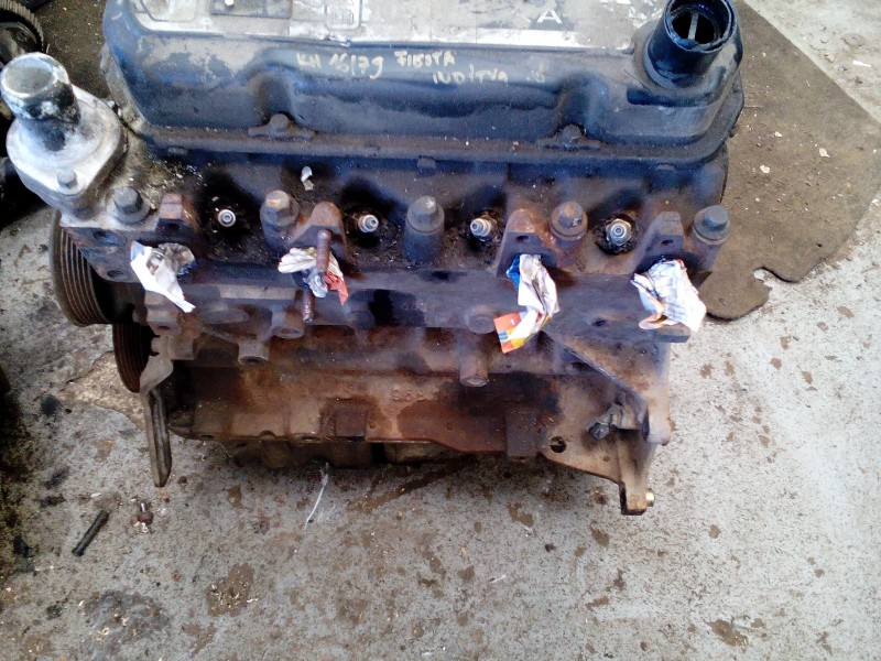 FORD FIESTA 96-99 Motor. benzin fűzött blokk hengerfejjel bontott alkatrész