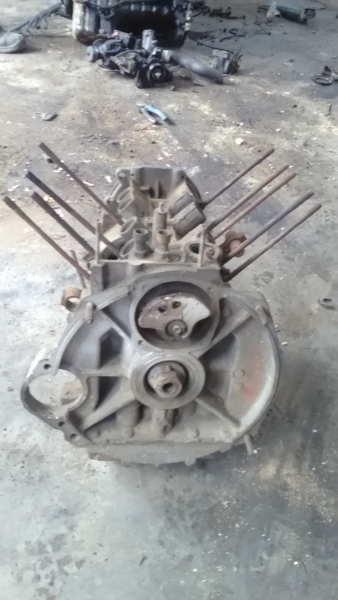 Motor. benzin fűzött blokk hengerfej nélkül