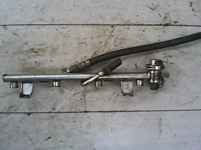 AUDI A4 94-98 Injektor befecskendező híd  bontott alkatrész