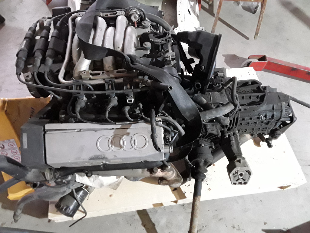 AUDI A6 94-97 Motor. benzin fűzött blokk hengerfejjel bontott alkatrész