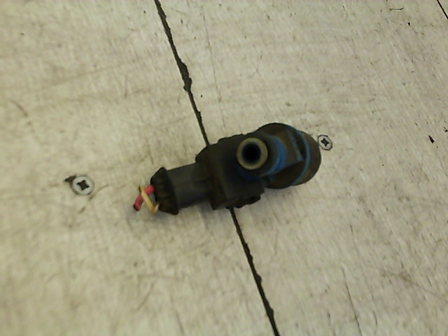 VOLVO V40 Injektor befecskendező hengerenkénti bontott alkatrész