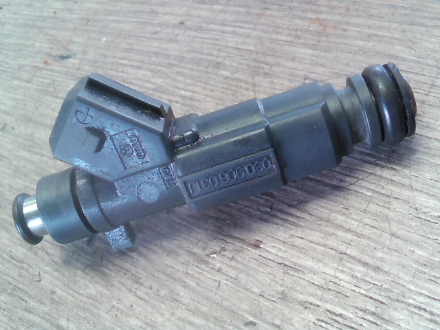 VW POLO VARIANT 97-01 Injektor befecskendező hengerenkénti bontott alkatrész
