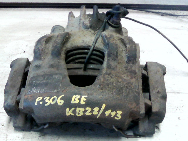 PEUGEOT 306 93-97 Bal első féknyereg munkahengerrel bontott alkatrész