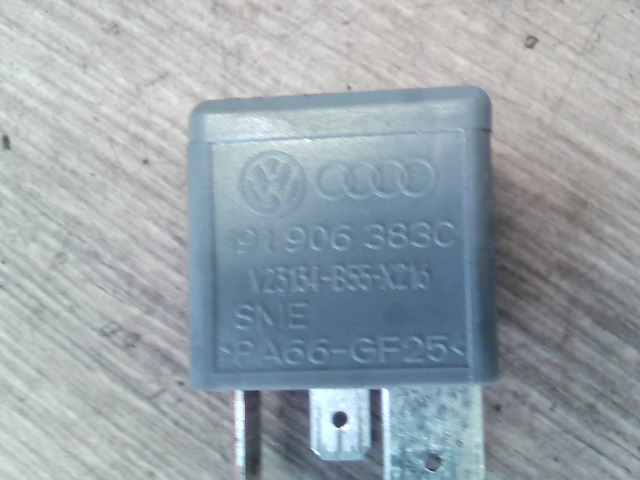 VW PASSAT 00.11-05.02 B5.5 Relé bontott alkatrész