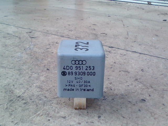 AUDI A4 98-01 üzemanyag szivattyú relé bontott alkatrész