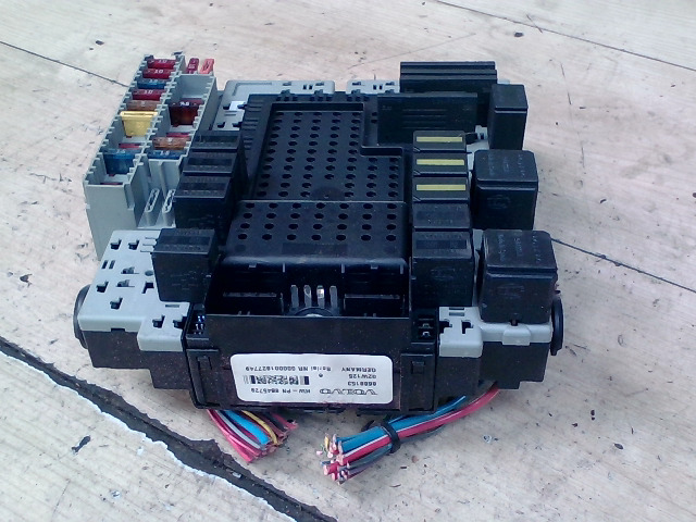 VOLVO S80 98.05.01-06.02.28 Biztosítéktábla bcm bsi bsm sam gem modul csomagtér bontott alkatrész
