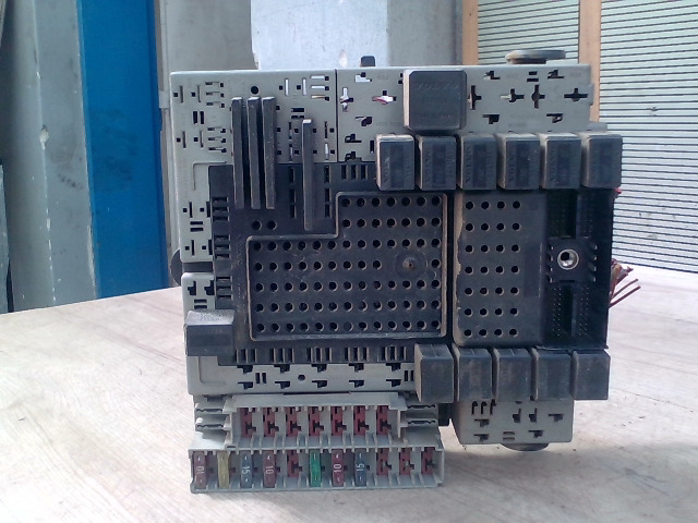 VOLVO S80 98.05.01-06.02.28 Biztosítéktábla bcm bsi bsm sam gem modul csomagtér bontott alkatrész