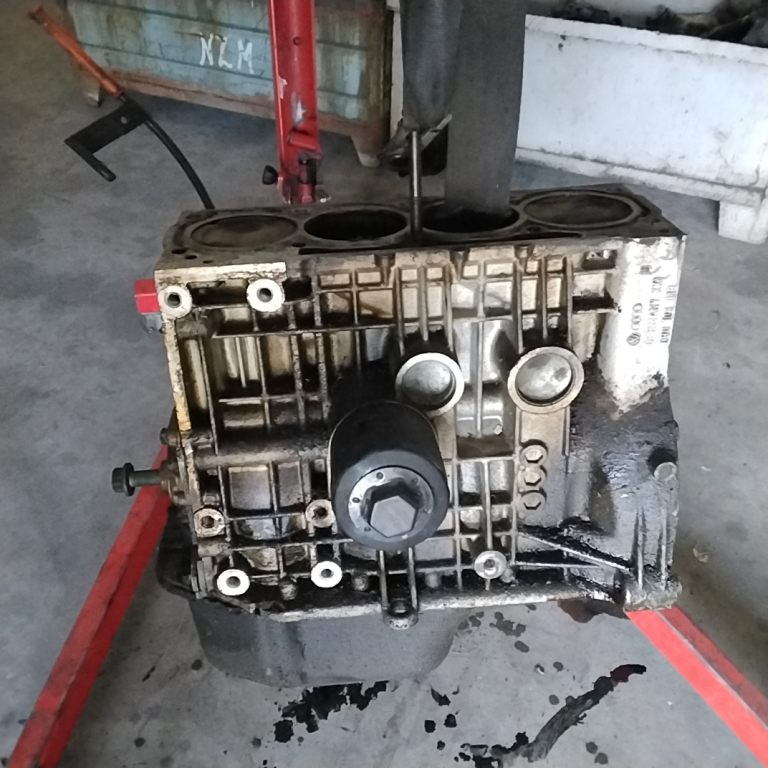 Motor. benzin fűzött blokk hengerfej nélkül