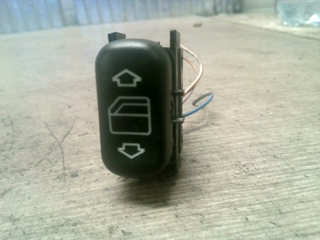 Ablakemelő kapcsoló pozíció független