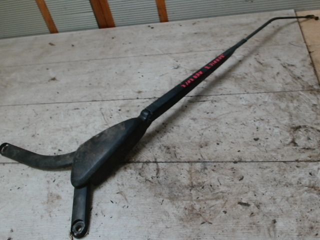 Ablaktörlő kar jobb első