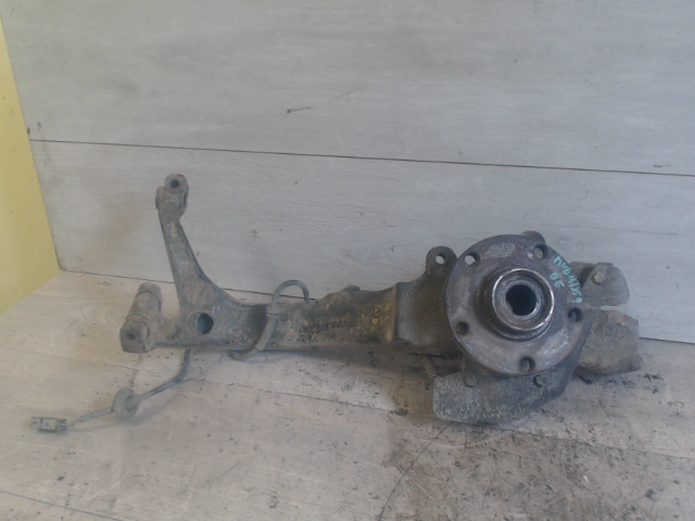VW PASSAT 96.10-00.10 B5 Csonkállvány kerékaggyal bal első bontott alkatrész
