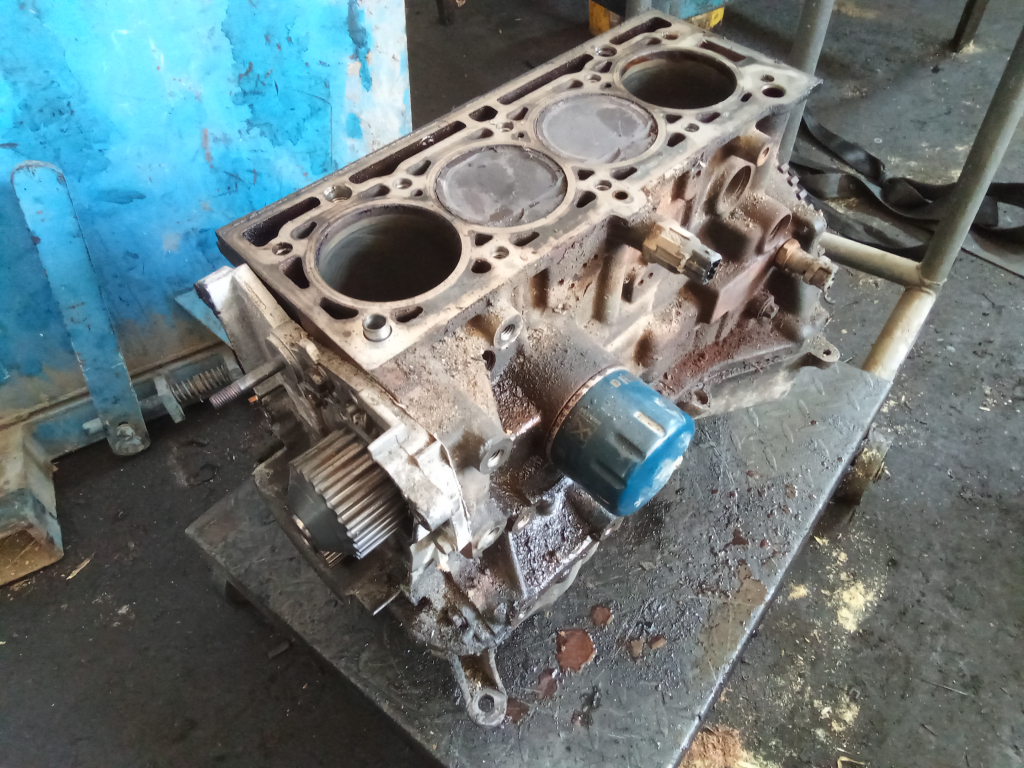 RENAULT MEGANE 02-05 Motor. benzin fűzött blokk hengerfej nélkül bontott alkatrész