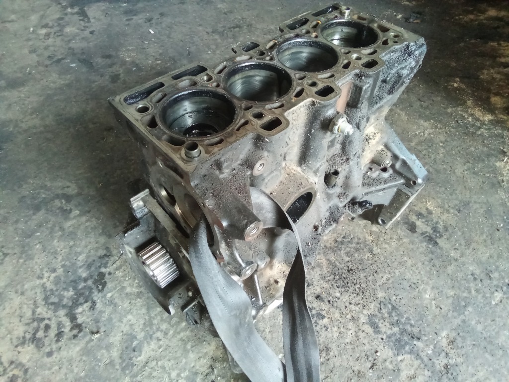 RENAULT MEGANE 05-08 Motor, diesel fűzött blokk hengerfej nélkül bontott alkatrész