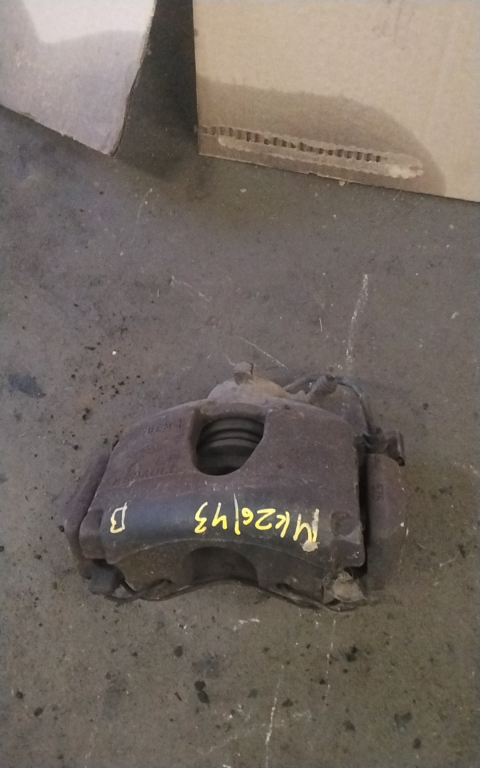 RENAULT LAGUNA 00-05 Bal első féknyereg munkahengerrel bontott alkatrész