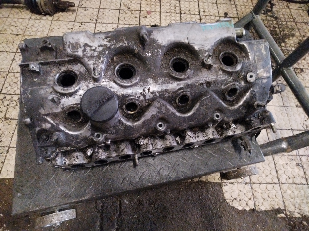 TOYOTA AVENSIS 03-07 Hengerfej, diesel bontott alkatrész