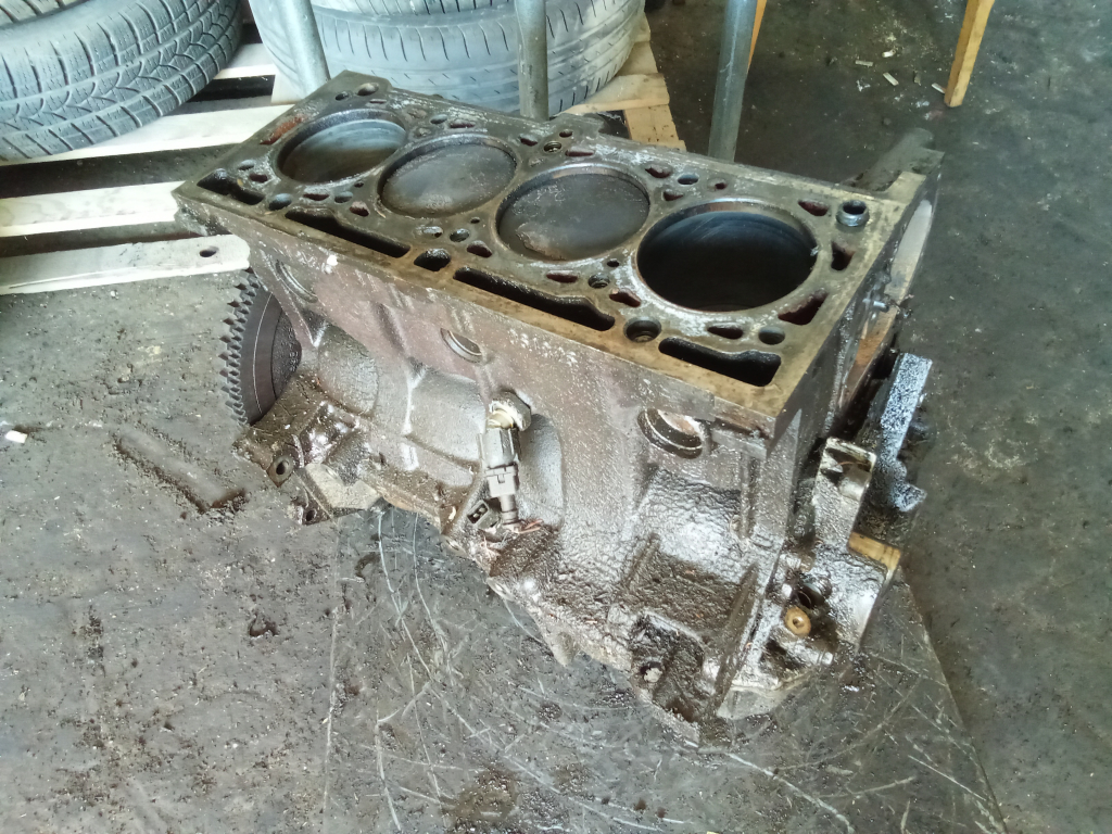 RENAULT THALIA 02.03-08.10 Motor. benzin fűzött blokk hengerfej nélkül bontott alkatrész
