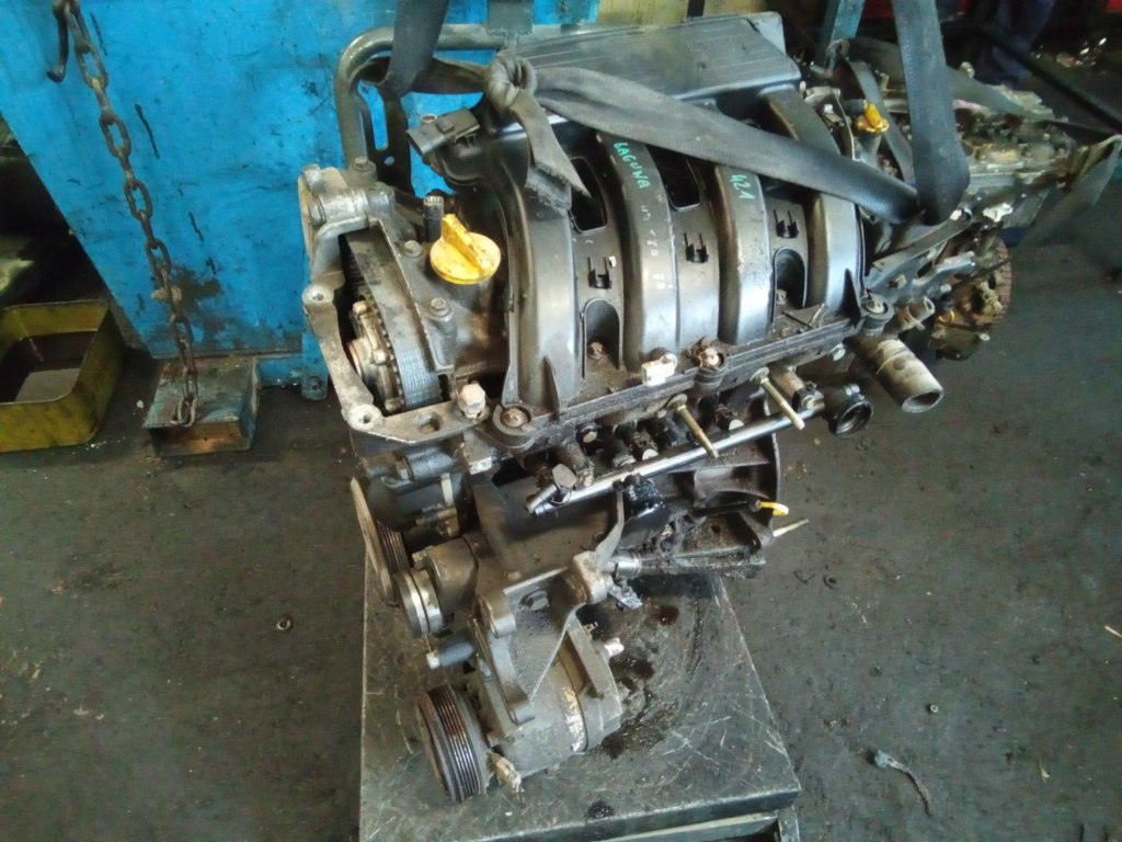 RENAULT LAGUNA 00-05 Motor. benzin fűzött blokk hengerfejjel bontott alkatrész