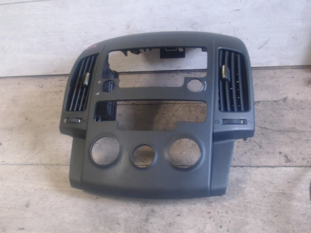 HYUNDAI I30 (FD) 2007.03-2012.02.28 Középső szellőző bontott alkatrész