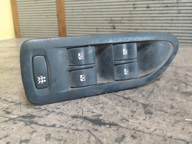 RENAULT LAGUNA 00-05 Bal első ablakemelő kapcsoló bontott alkatrész