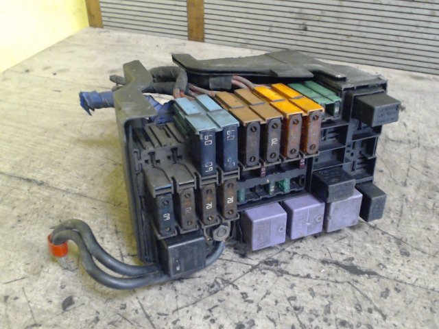 RENAULT LAGUNA 00-05 Biztosítéktábla bcm bsi bsm sam gem modul motortér bontott alkatrész